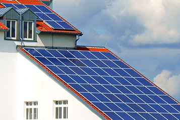Regulacja energii słonecznej: Porównanie regulatorów MPPT i PWM